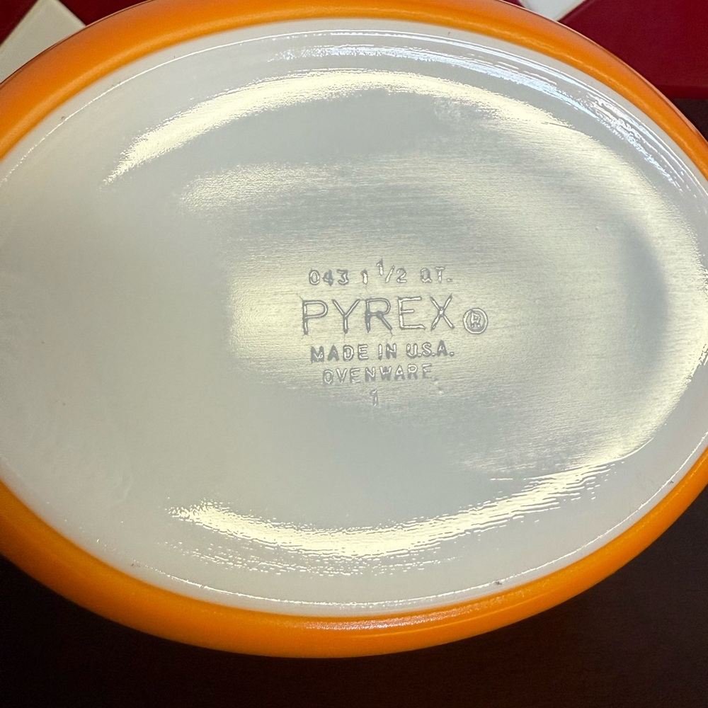 Vintage Pyrex Orange Oval 1 1/2 qt casserole dish. 043 - Picture 3 of 13